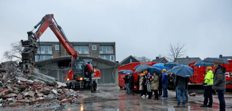 Start sloopwerkzaamheden Huiskes-Kokkeler garage in Haaksbergen 