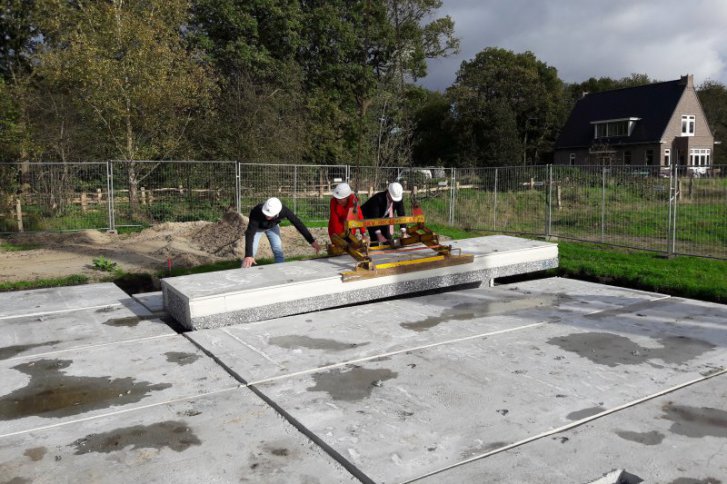 Vloerplaat markeert start bouw 9 woningen in plan Aardhuus in Uddel